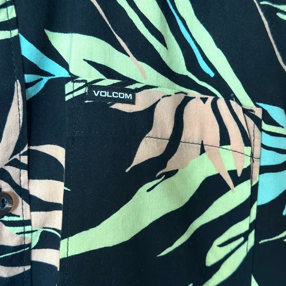 Boys Y12 to 14 (L) Volcom Bleeding Leaf short sleeve button-down shirt. - Picture 3 of 6